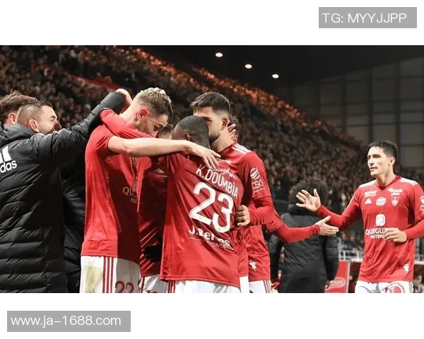 莱比锡逆袭曼联2-1爆冷瞬间引发全场狂欢历史冷门再现